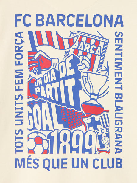 Back of a light hoodie featuring a vibrant FC Barcelona graphic design in blue, red, and white. The collage includes elements like a trophy, football, “GOAL,” “DIA DE PARTIT,” “1899,” and the Barça crest. Surrounding the design are phrases like “FC BARCELONA,” “TOTS UNITS FEM FORÇA,” “SENTIMENT BLAUGRANA,” and “MÉS QUE UN CLUB.”