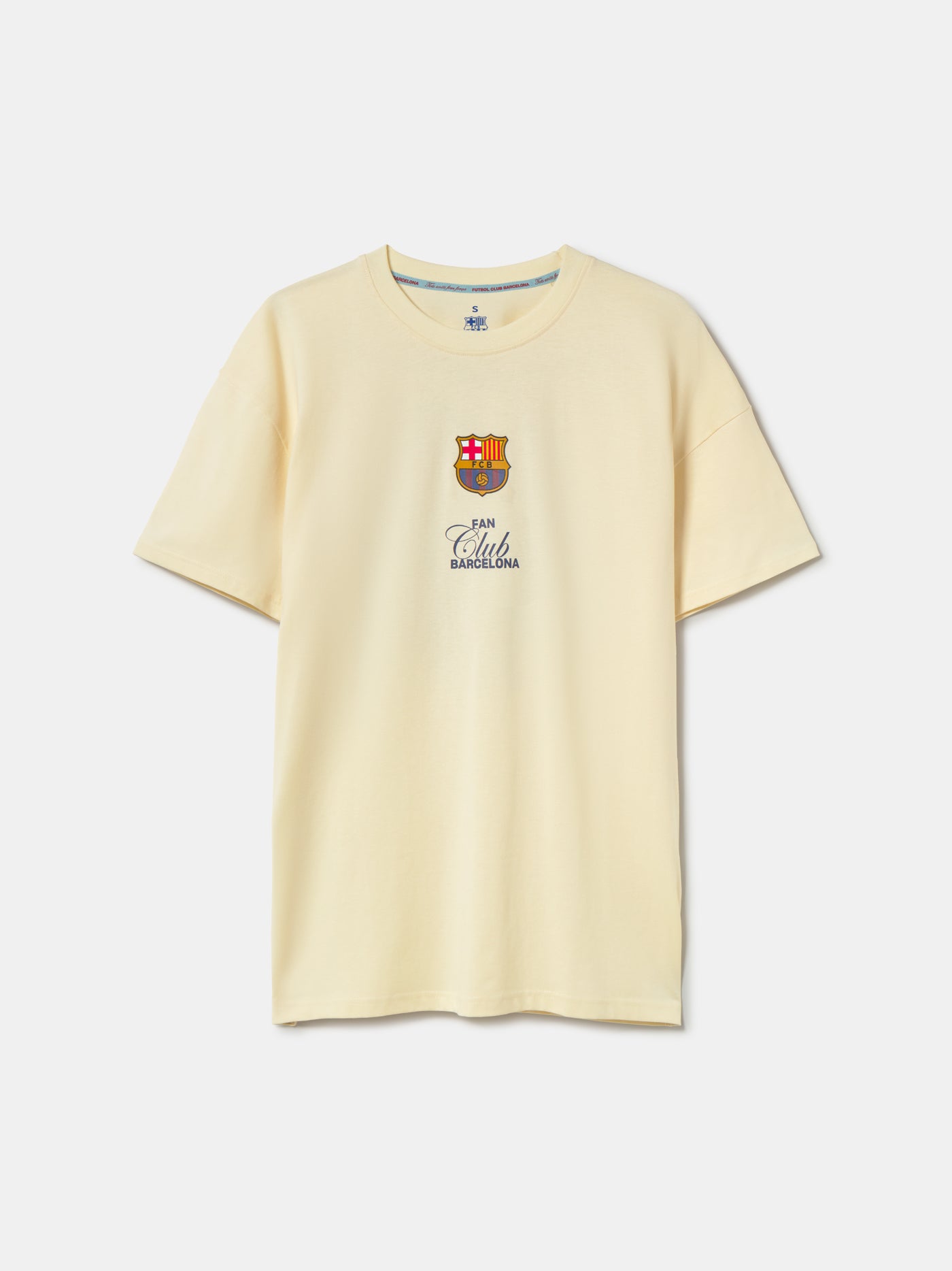 beige beret and cream-colored T-shirt with FC Barcelona crest and 'Fan Club Barcelona' text