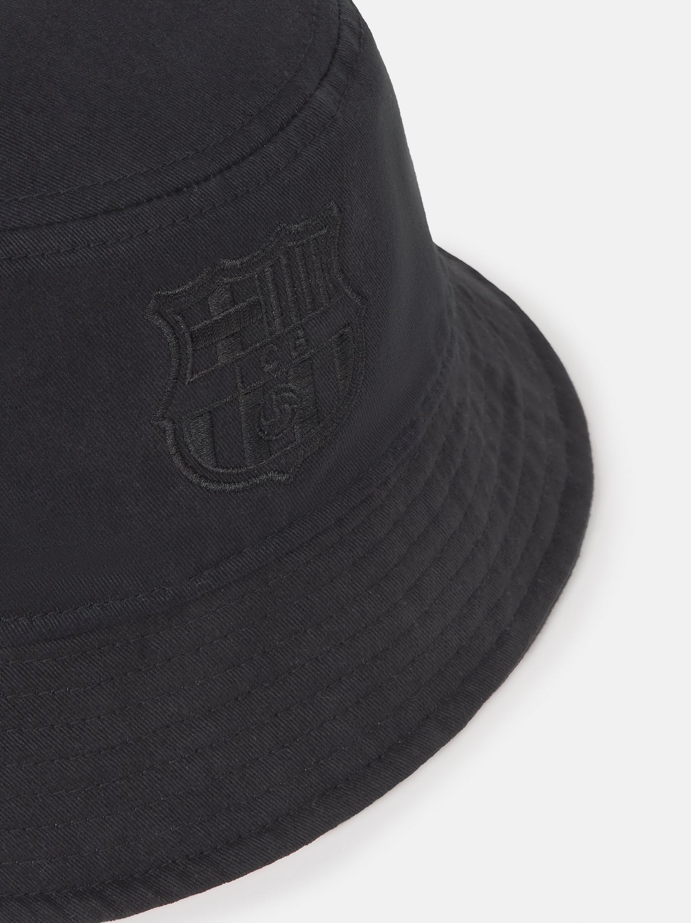 Black bucket hat with dotted pattern and 'Barça' text in blue.