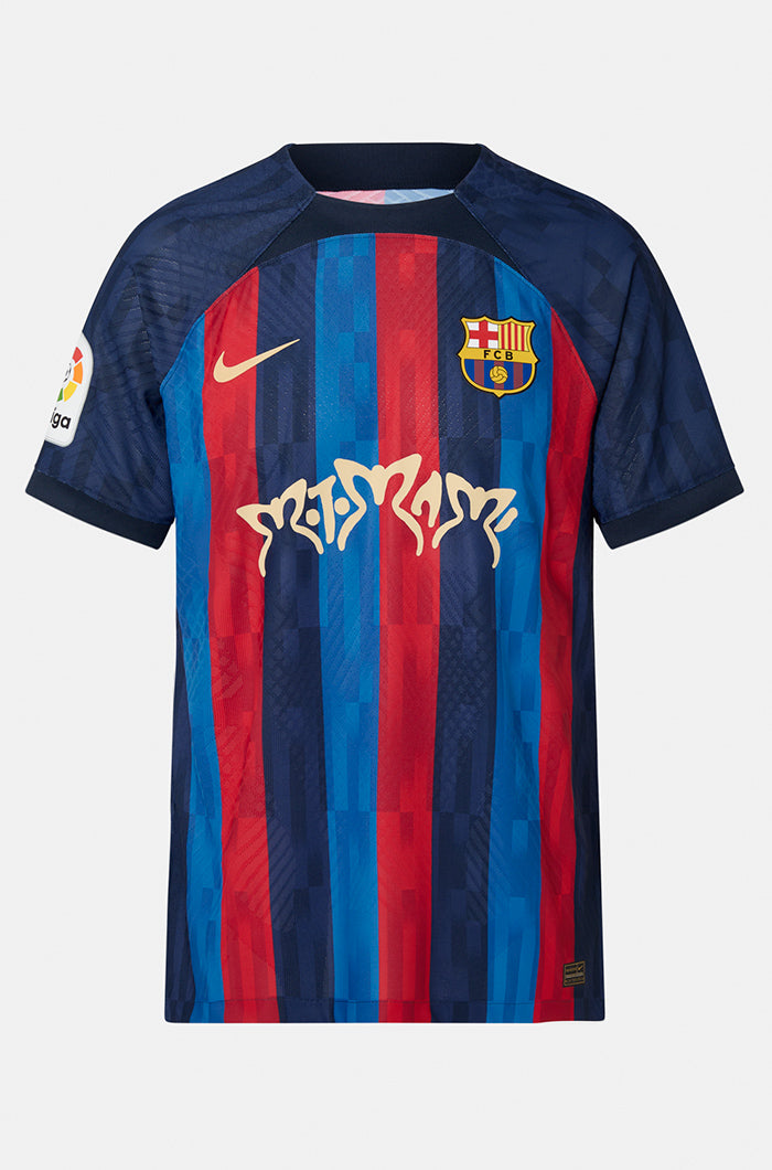 Camiseta blanca escudo Barça Nike – Barça Official Store Spotify Camp Nou