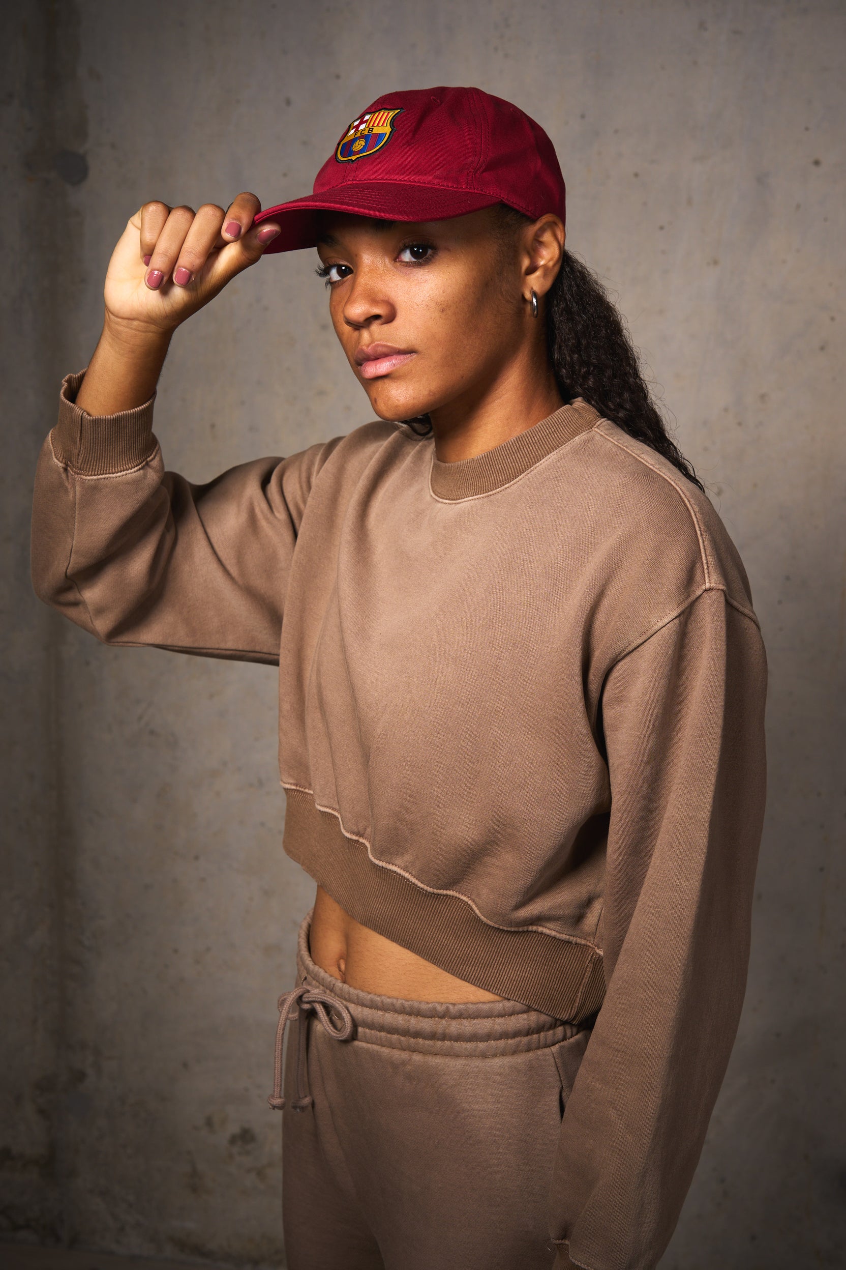 
Maroon baseball cap with the FC Barcelona crest embroidered on the front.