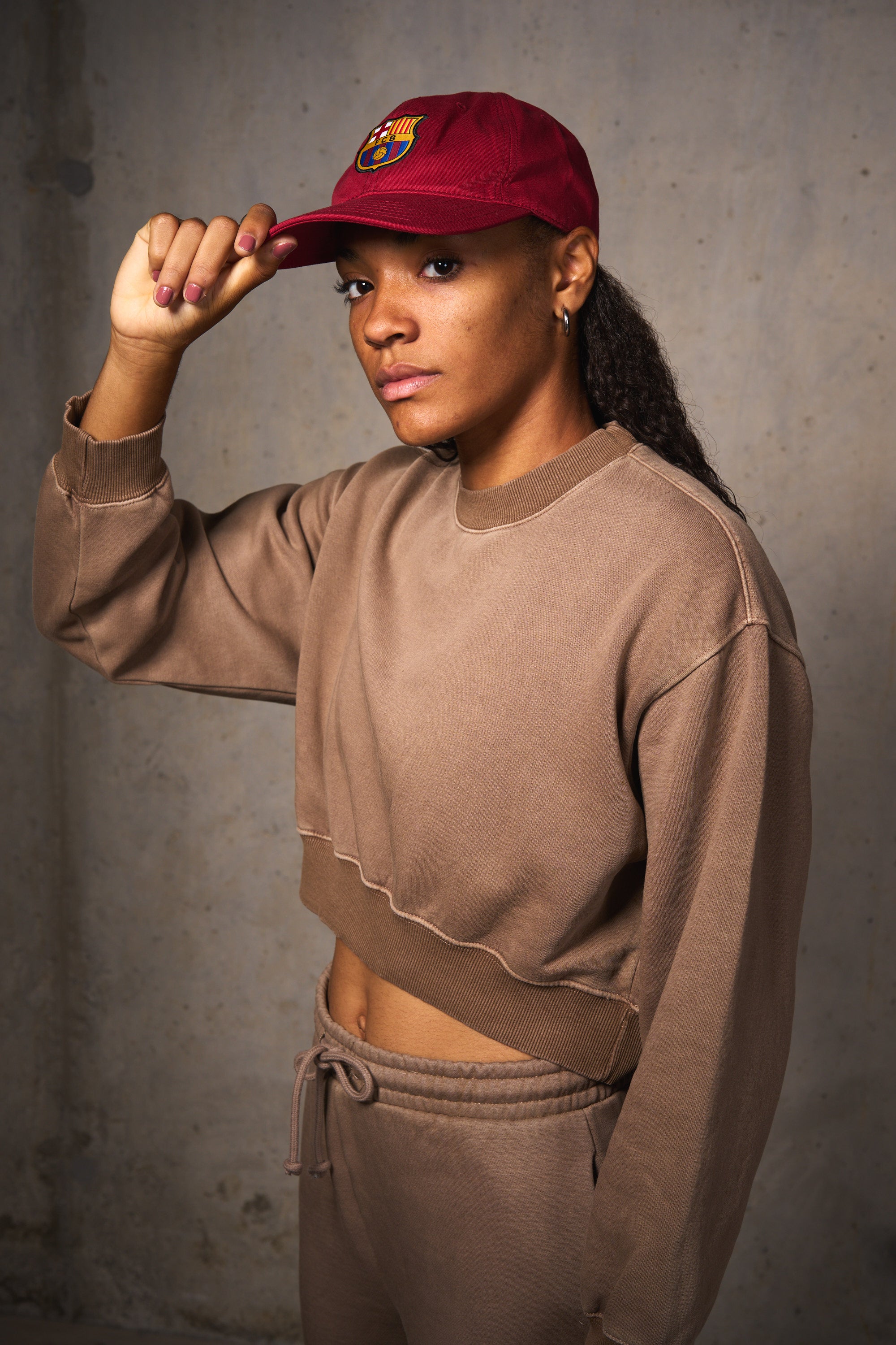 
Maroon baseball cap with the FC Barcelona crest embroidered on the front.