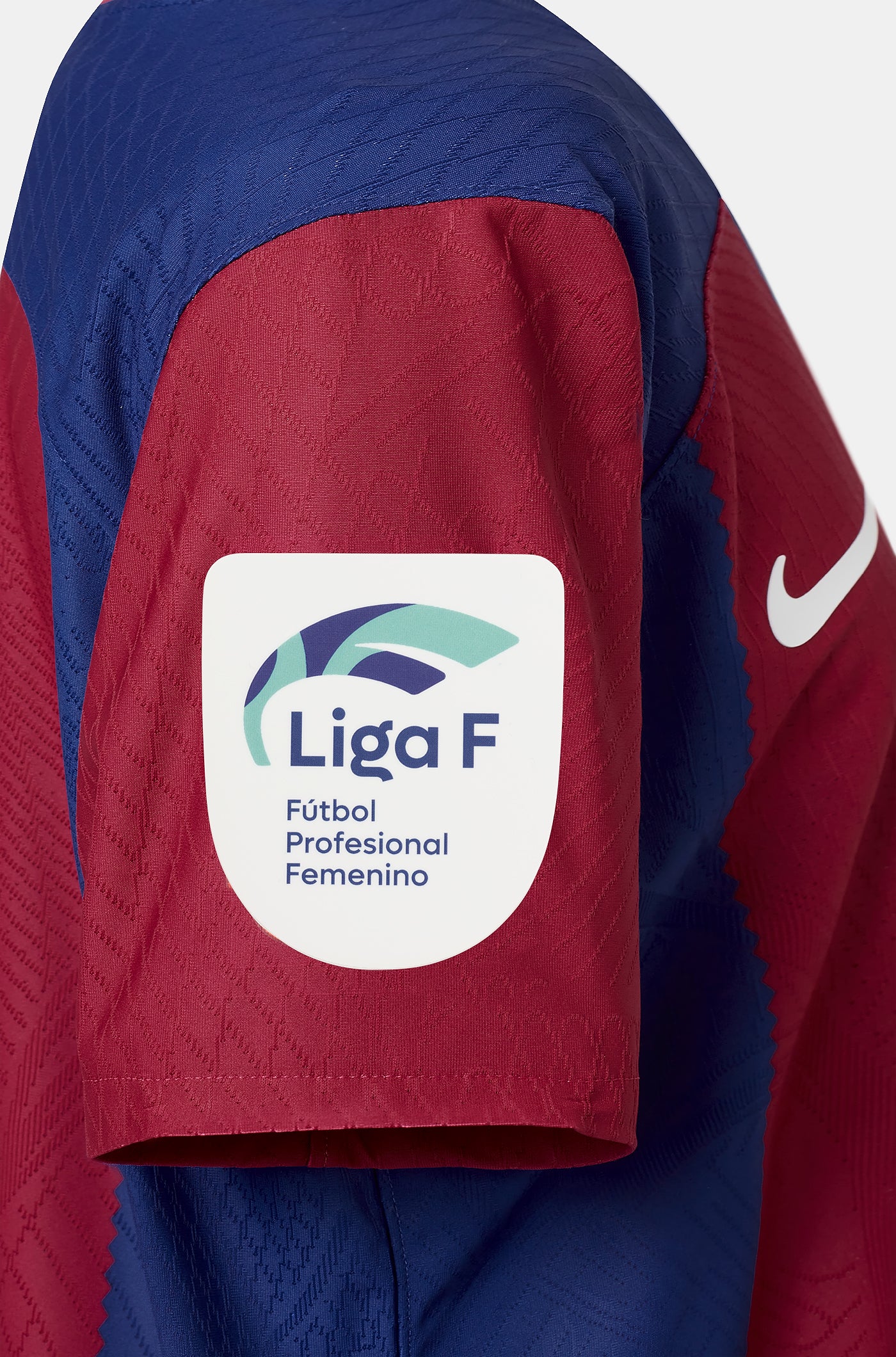 Limited-Edition-Trikot fur damen "Karol G“ mit den Unterschriften der Spieler des "El Clásico“ und der Spielerinnen des Spiels zwischen dem FC Barcelona und dem Villarreal