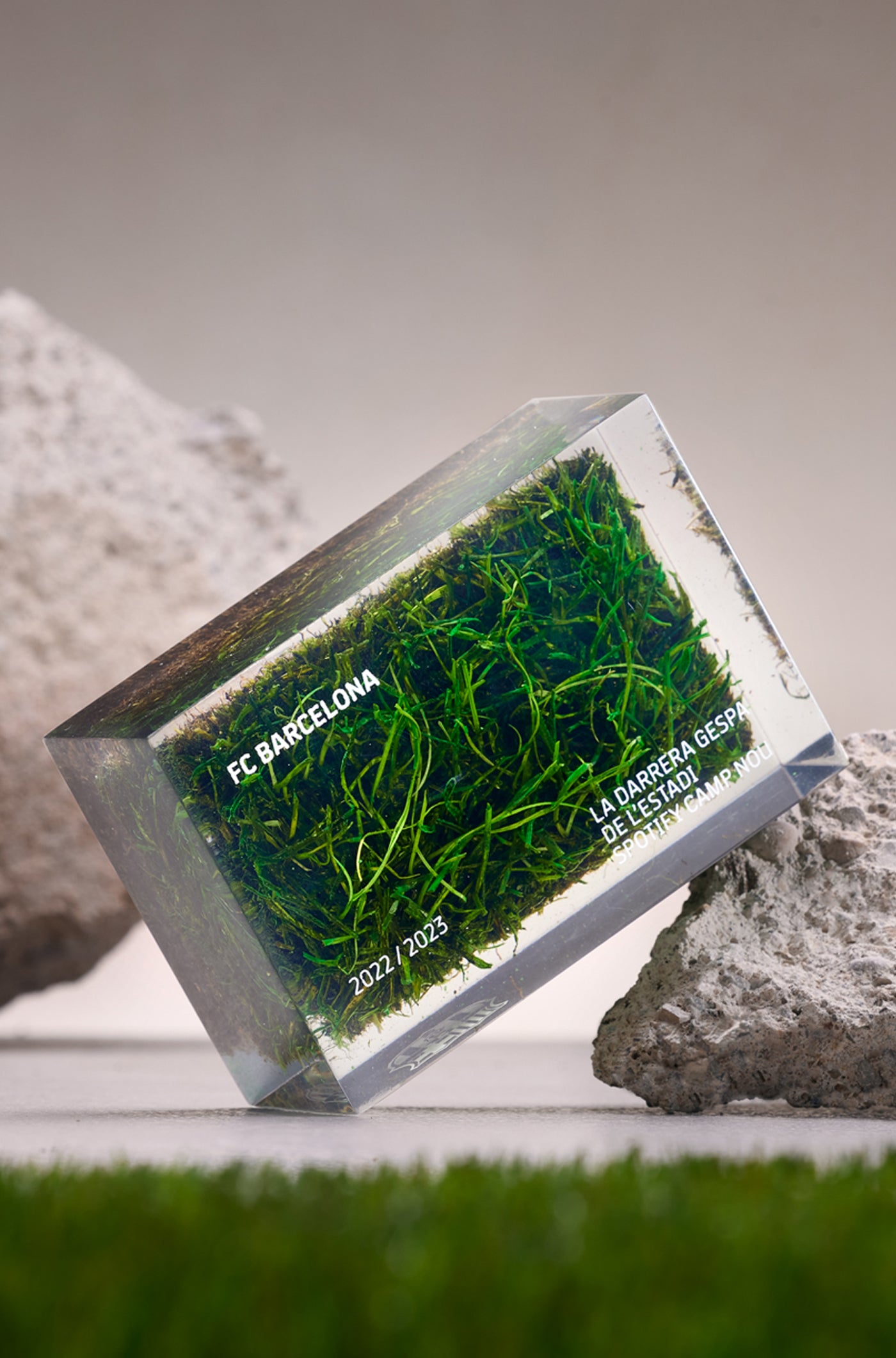Methacrylate with grass from the last pitch at Spotify Camp Nou