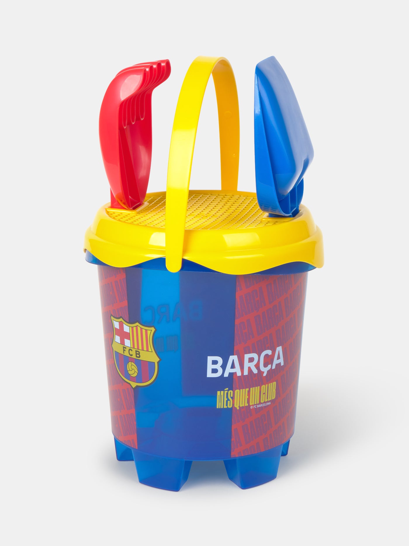 Barça-themed beach toy set including a blue bucket, yellow sifter, red rake, and blue shovel.