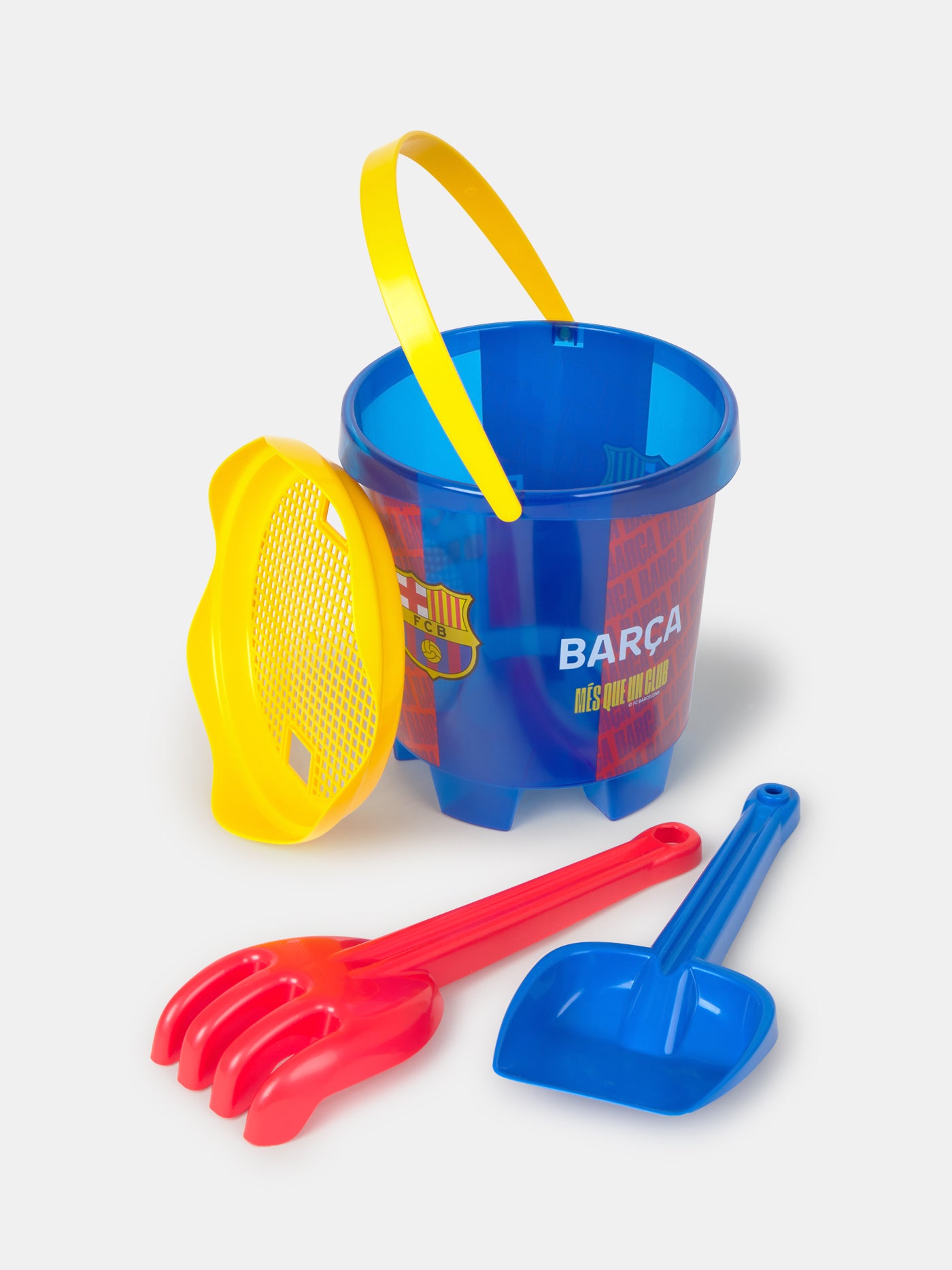 Barça-themed beach toy set including a blue bucket, yellow sifter, red rake, and blue shovel.