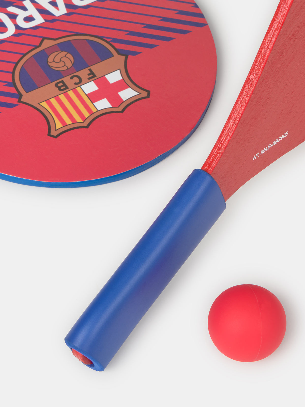 Blue and red paddle and ball beach set with Barça crest.

