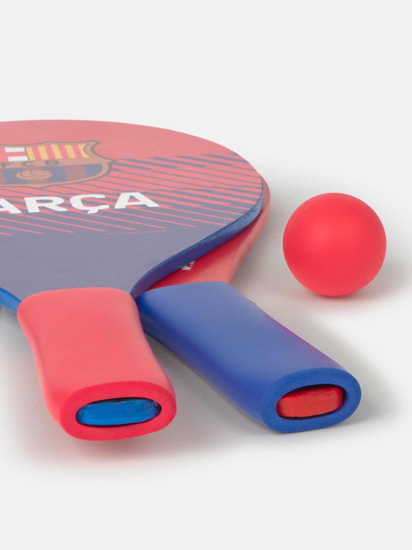 Blue and red paddle and ball beach set with Barça crest.

