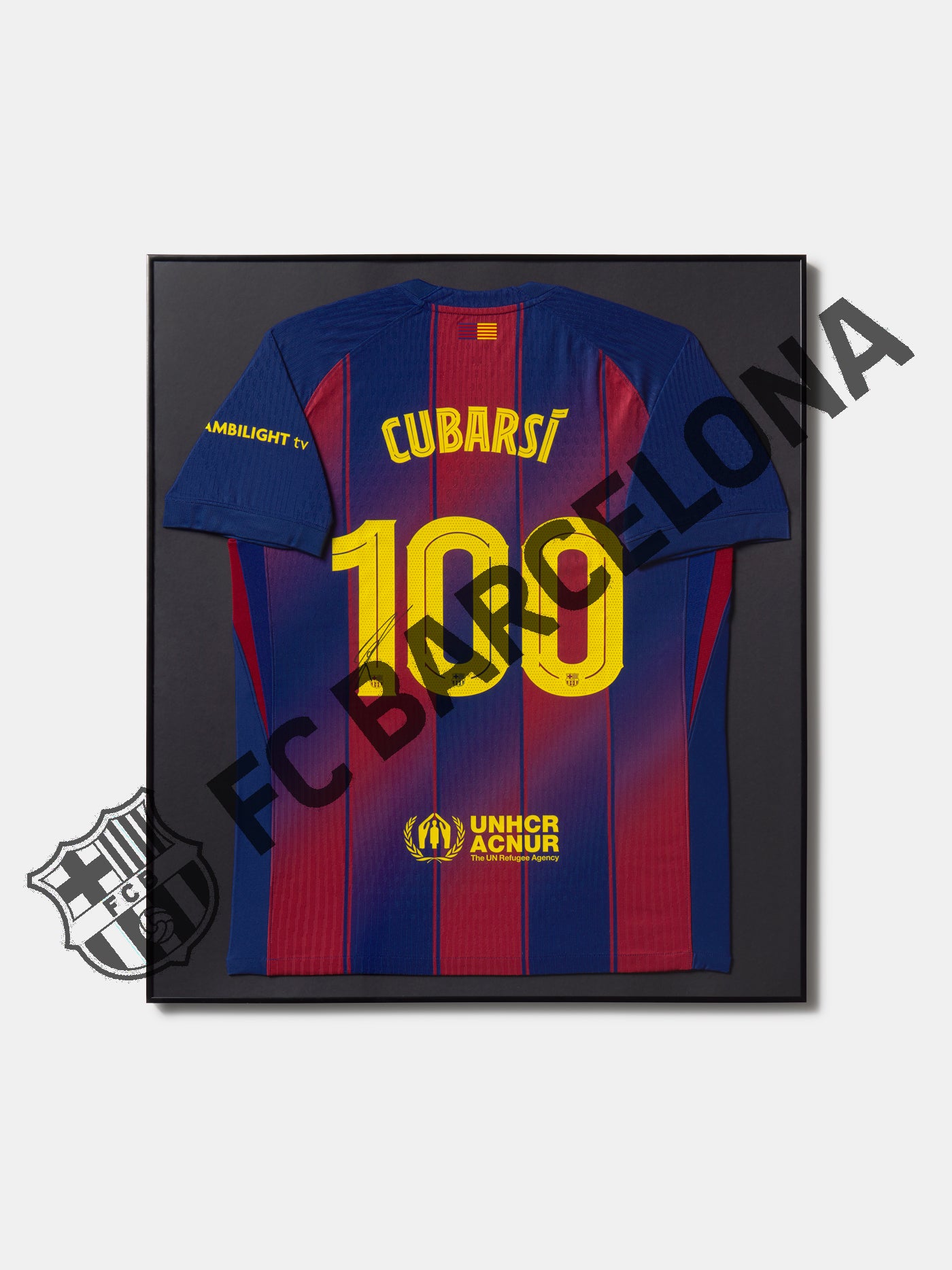 Camiseta del FC Barcelona enmarcada con el nombre Cubarsí y número 100 en la espalda, diseño azul y grana con detalles en amarillo y logotipo UNHCR ACNUR.