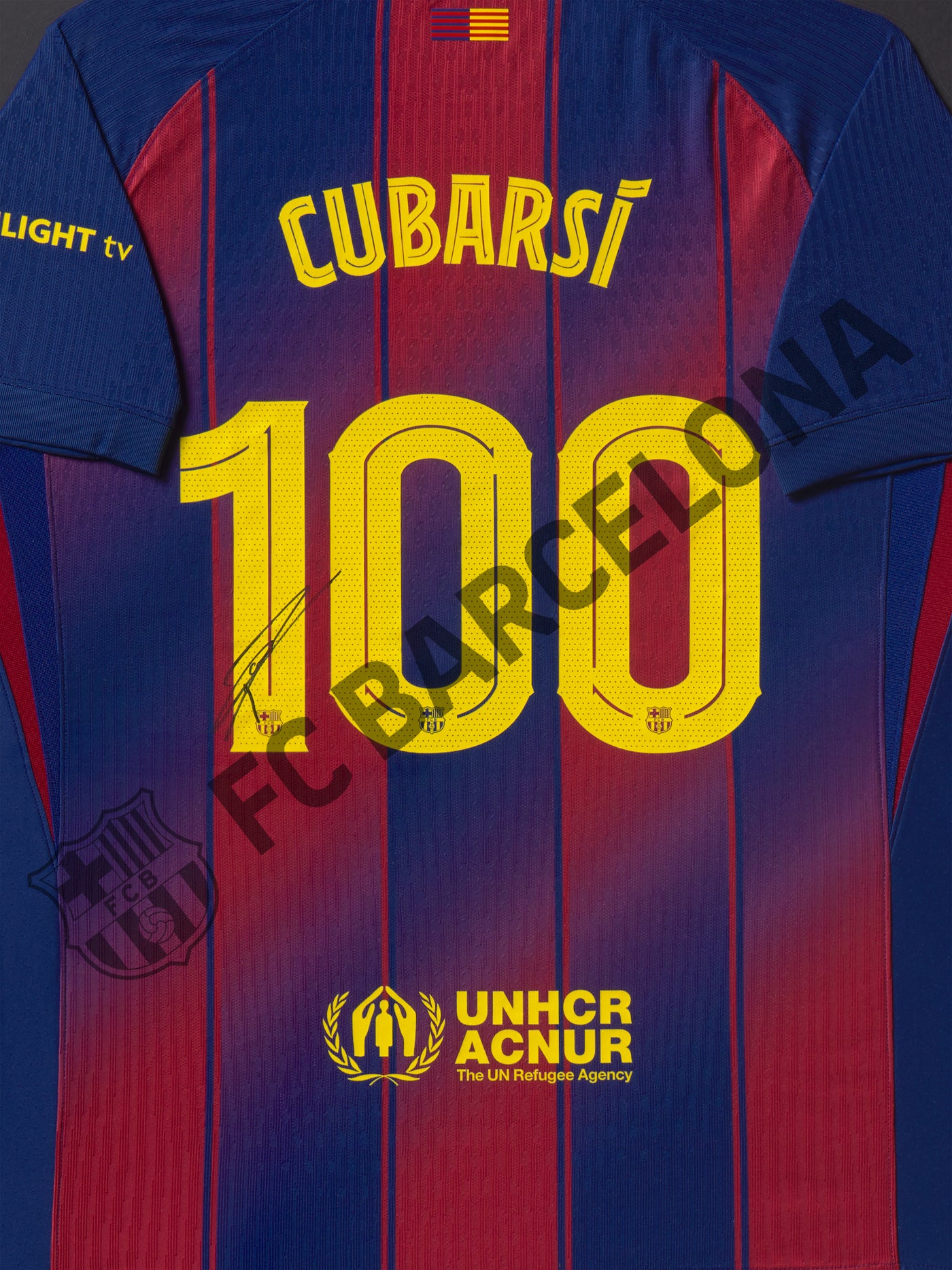 Camiseta del FC Barcelona enmarcada con el nombre Cubarsí y número 100 en la espalda, diseño azul y grana con detalles en amarillo y logotipo UNHCR ACNUR.