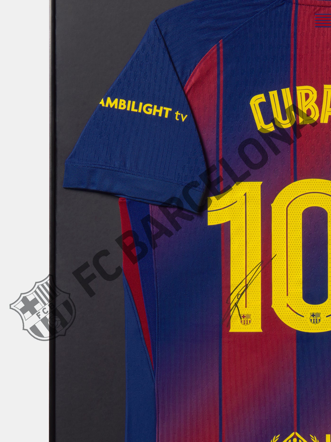 Camiseta del FC Barcelona enmarcada con el nombre Cubarsí y número 100 en la espalda, diseño azul y grana con detalles en amarillo y logotipo UNHCR ACNUR.