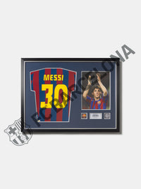 Camiseta de la primera equipación FC Barcelona 05-06 firmada en la espalda por Messi y enmarcada