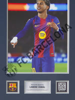 Camiseta de la primera equipación 25/26 del FC Barcelona firmada por Lamine Yamal y enmarcada