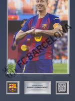 Camiseta de la primera equipación 25/26 del FC Barcelona firmada por Lewandowski y enmarcada