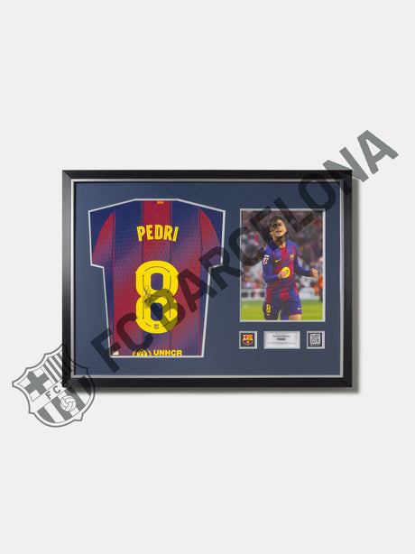 Samarreta del primer equipament 25/26 del FC Barcelona signada per Pedri i emmarcada