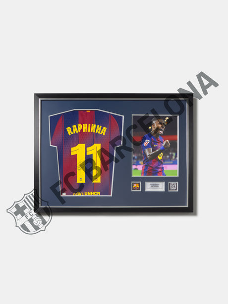 Samarreta del primer equipament 25/26 del FC Barcelona signada per Raphinha i emmarcada