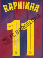 Camiseta de la primera equipación 25/26 del FC Barcelona firmada por Raphinha y enmarcada