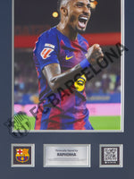 Camiseta de la primera equipación 25/26 del FC Barcelona firmada por Raphinha y enmarcada