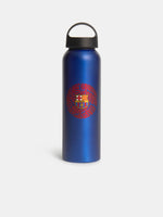 Vue de face d'une bouteille d'eau bleue FC Barcelona avec bouchon noir à poignée et le blason du Barça dans un motif circulaire rouge.