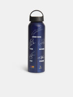 Vue de face d’une bouteille d’eau bleu marine FC Barcelona avec bouchon noir et signatures imprimées de Lamine Yamal, Pedri, Raphinha, Gavi et Fermín.