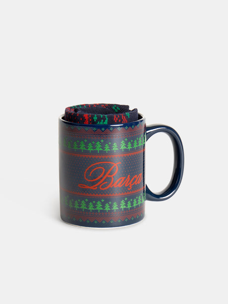 Mug bleu marine FC Barcelona avec motif fair isle rouge et vert, contenant une chaussette assortie roulée à l’intérieur.