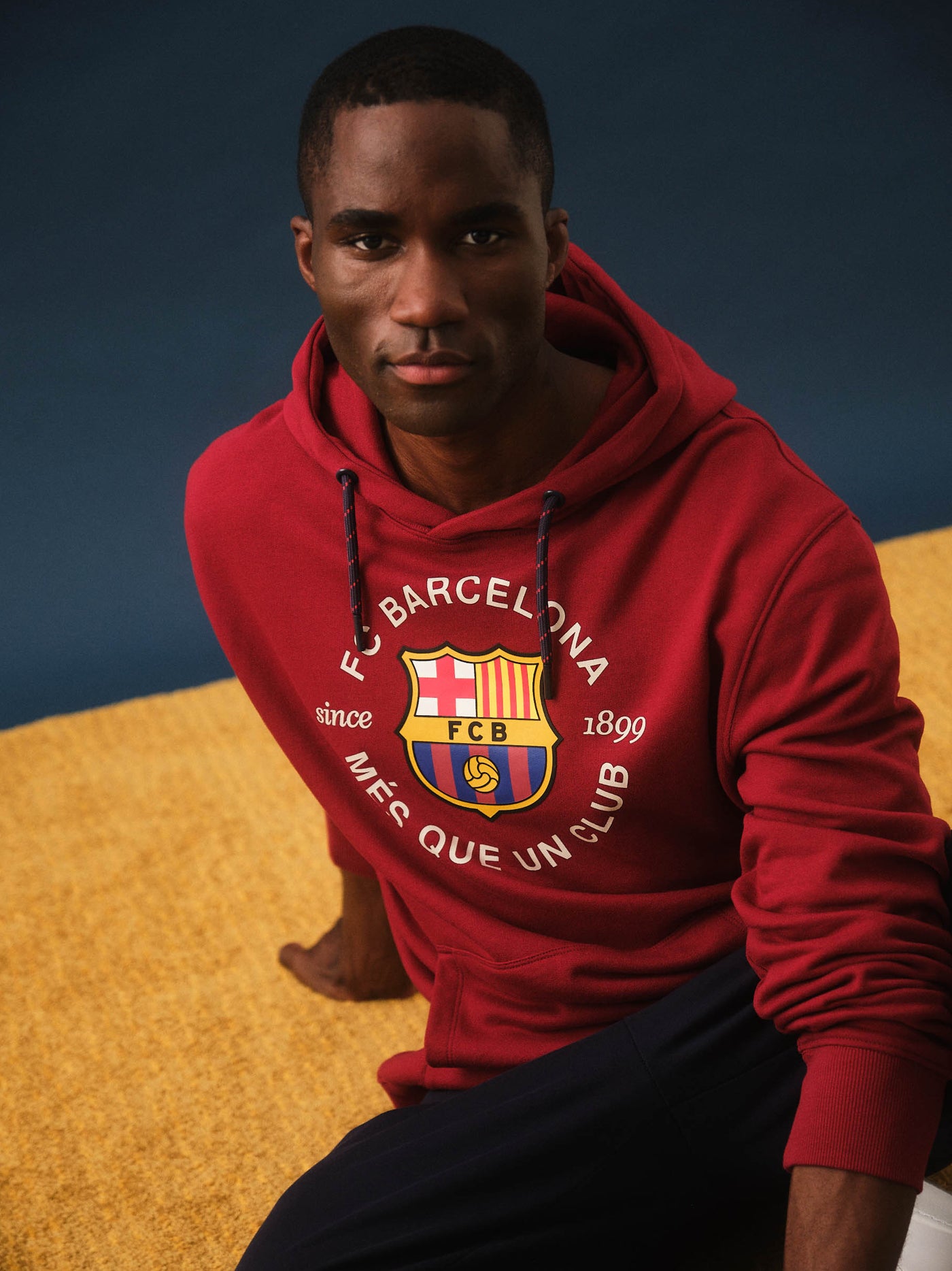 Roter Hoodie mit Barça-Emblem 