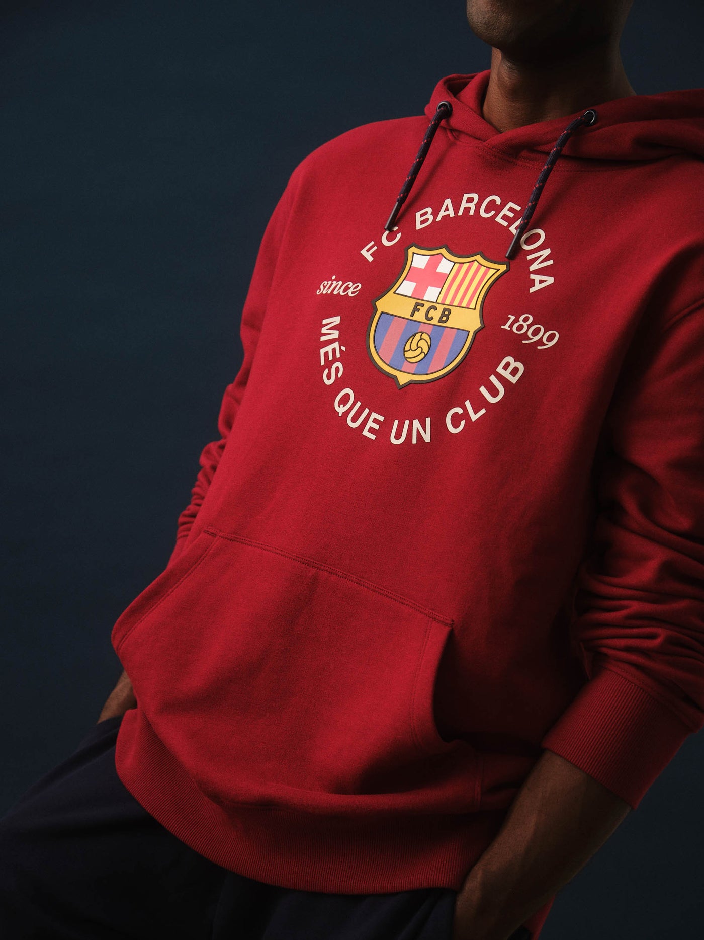Sweat à Capuche Rouge avec Emblème Barça 
