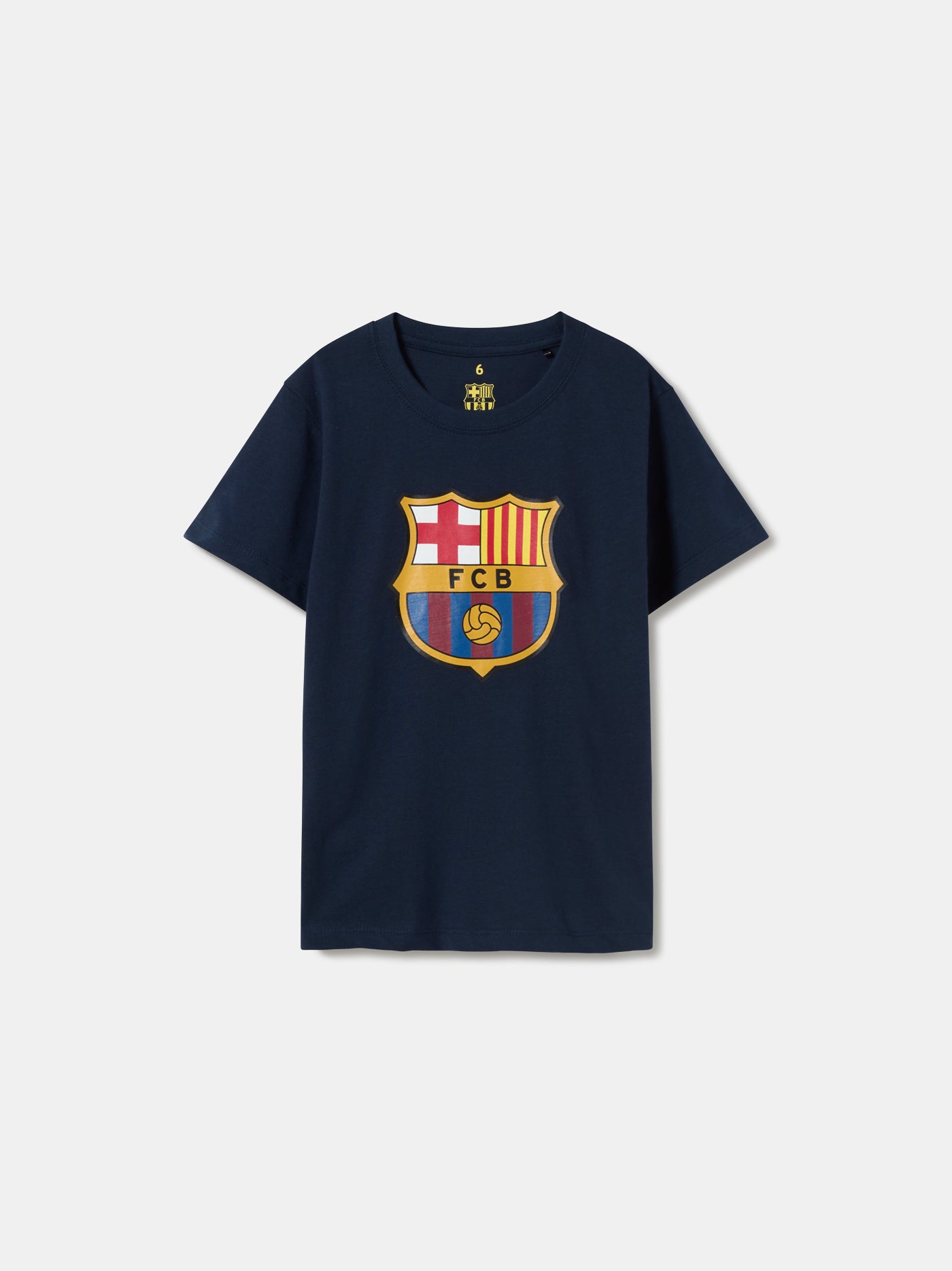 Back view of a navy blue FC Barcelona t-shirt featuring the phrase "MÉS QUE UN CLUB" in large, dark typography. Surrounding the text are red player autographs and jersey numbers, along with four yellow and red vertical bars representing the Catalan flag (senyera) near the neck.
