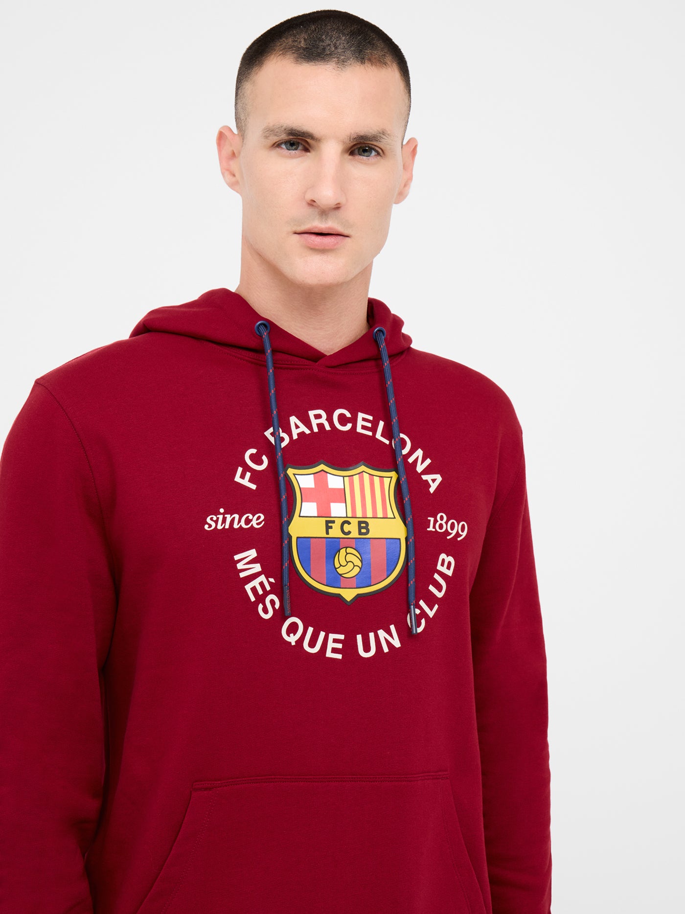 Roter Hoodie mit Barça-Emblem 