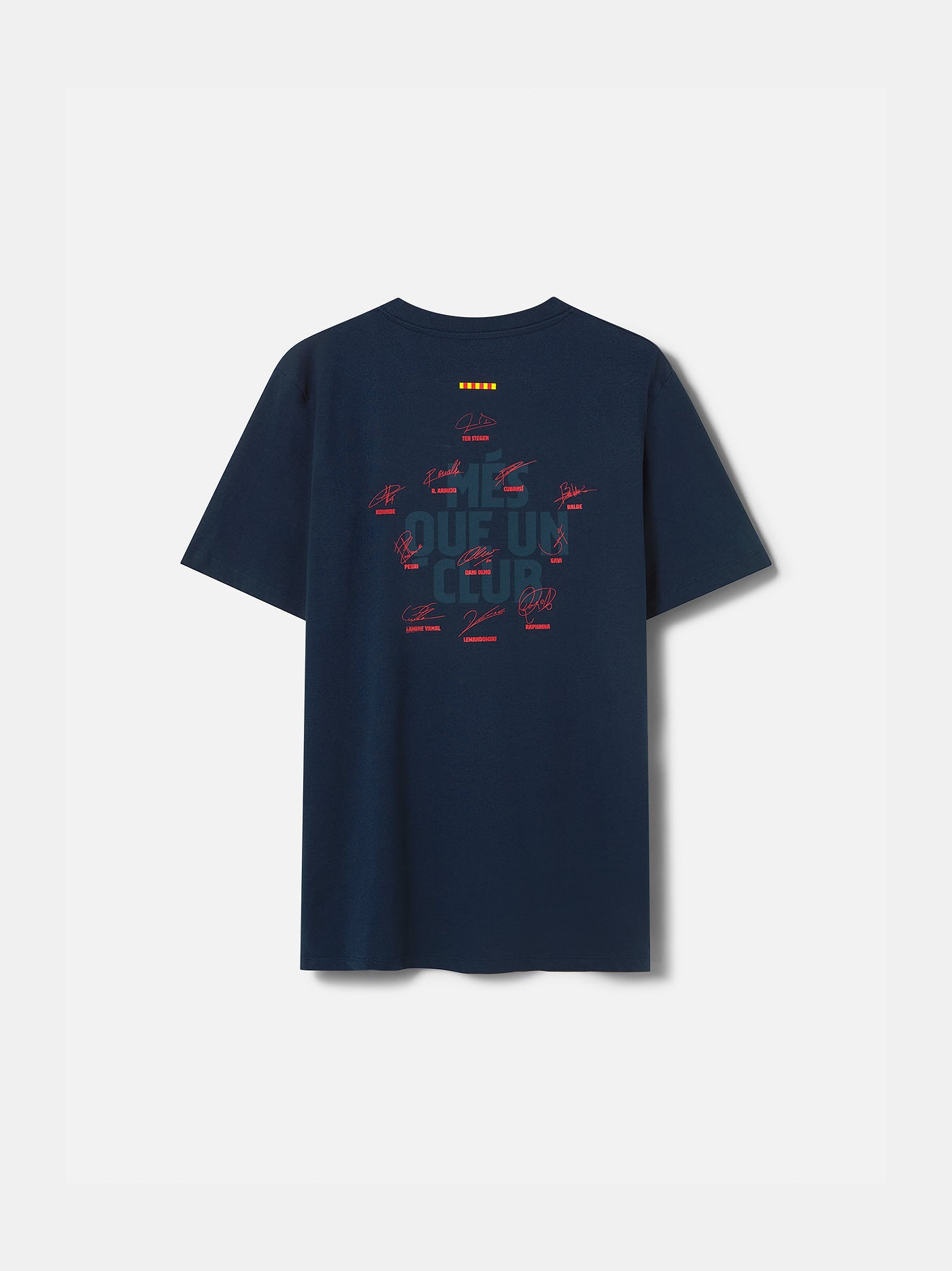 Back view of a navy blue FC Barcelona t-shirt featuring the phrase "MÉS QUE UN CLUB" in large, dark typography. Surrounding the text are red player autographs and jersey numbers, along with four yellow and red vertical bars representing the Catalan flag (senyera) near the neck.










