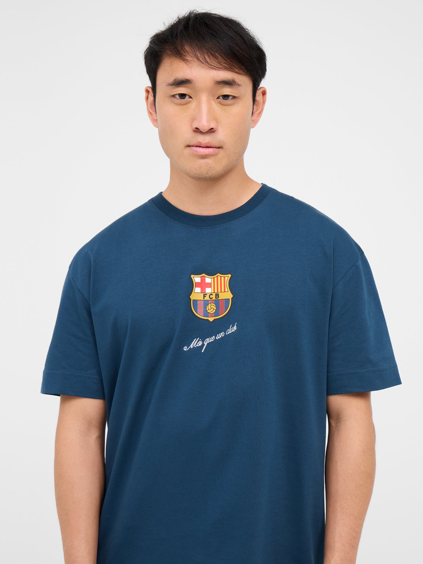 Marineblaues T-Shirt mit Barça-Wappen