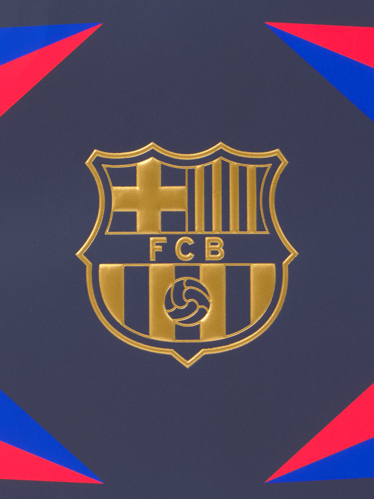 Escudo dorado de FC Barcelona centrado sobre fondo azul marino oscuro con detalles rojos y azules en las esquinas.