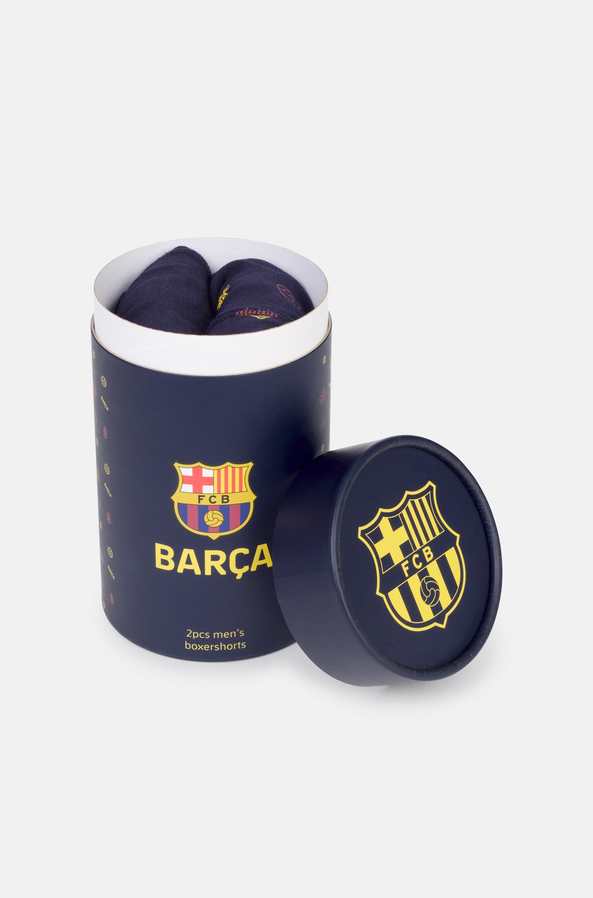 Caja cilíndrica abierta de FC Barcelona con dos bóxers de hombre marino en el interior y el escudo del Barça en la tapa y el frontal.