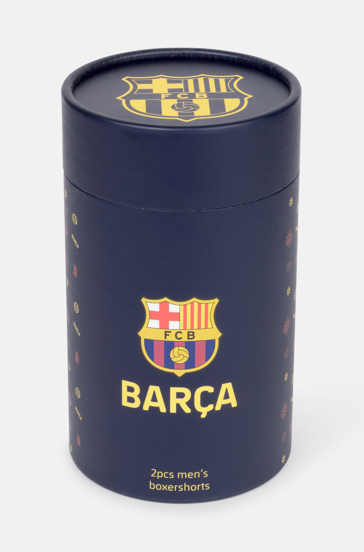 Vista frontal de una caja cilíndrica azul marino del FC Barcelona con el escudo, la palabra BARÇA y el texto «2pcs men's boxershorts».