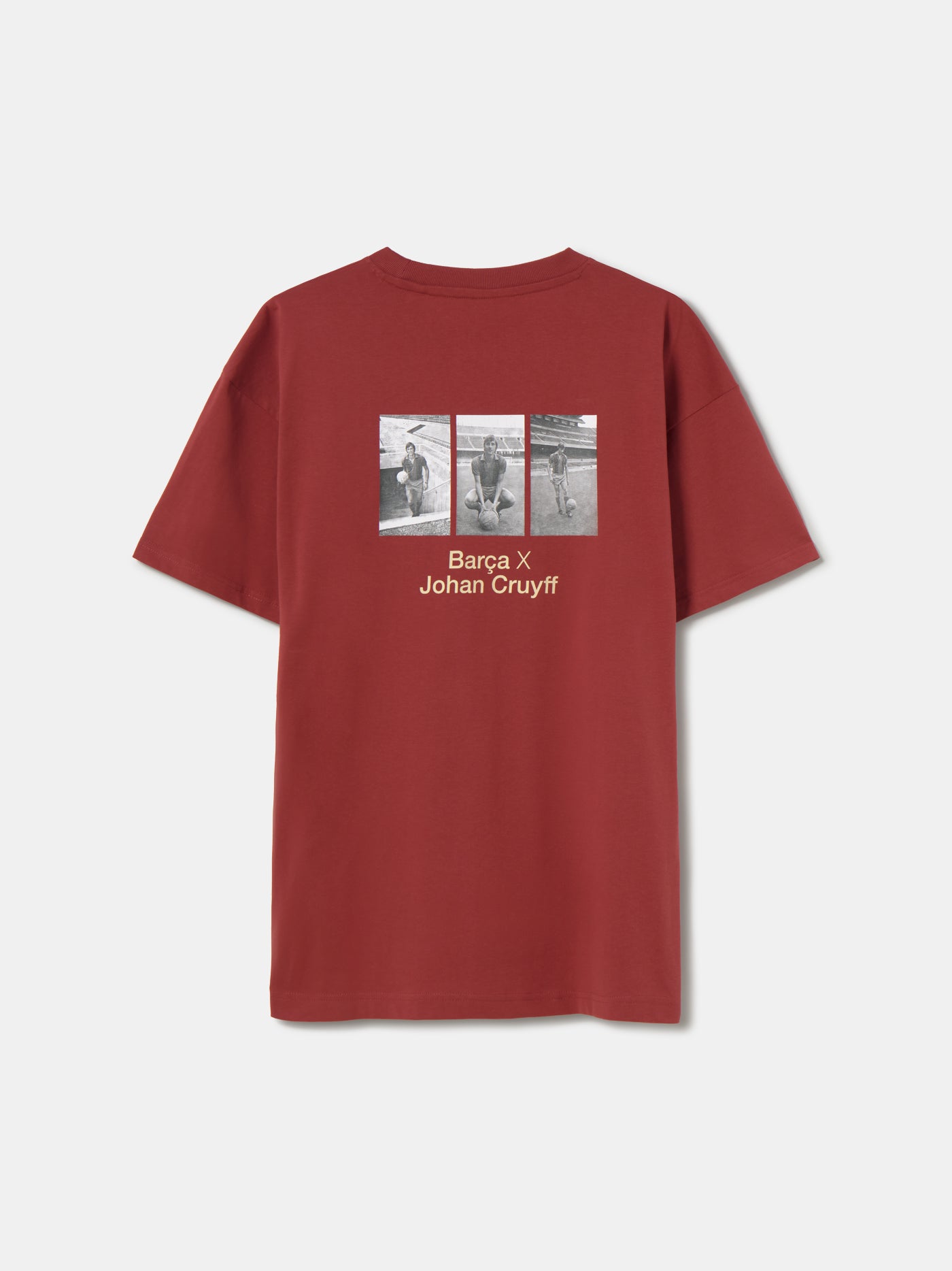  red T-shirt featuring three vintage photos of Johan Cruyff with a football, and the text 'Barça X Johan Cruyff' printed on the back