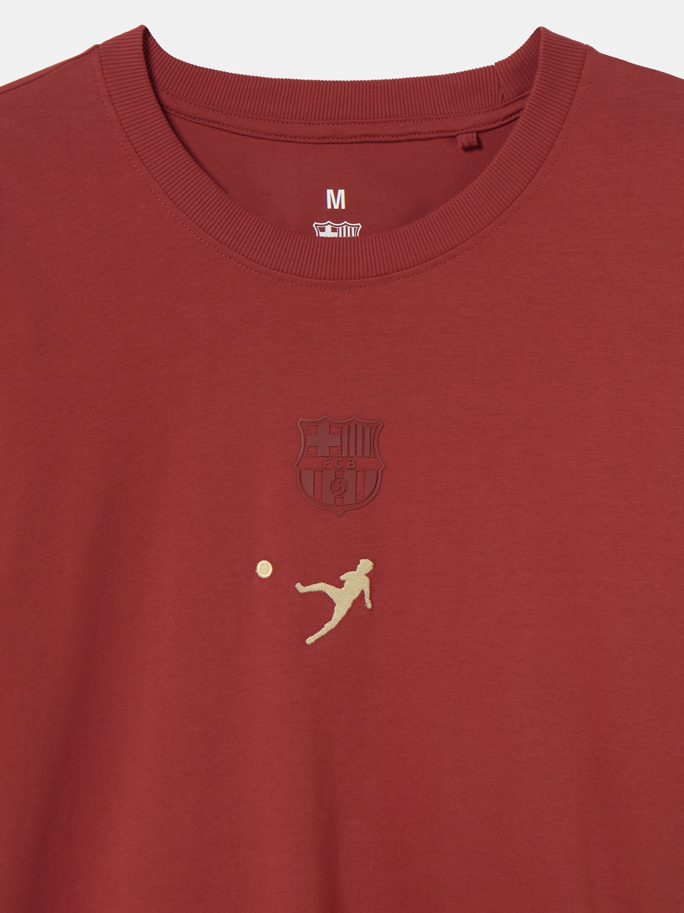  red T-shirt featuring three vintage photos of Johan Cruyff with a football, and the text 'Barça X Johan Cruyff' printed on the back