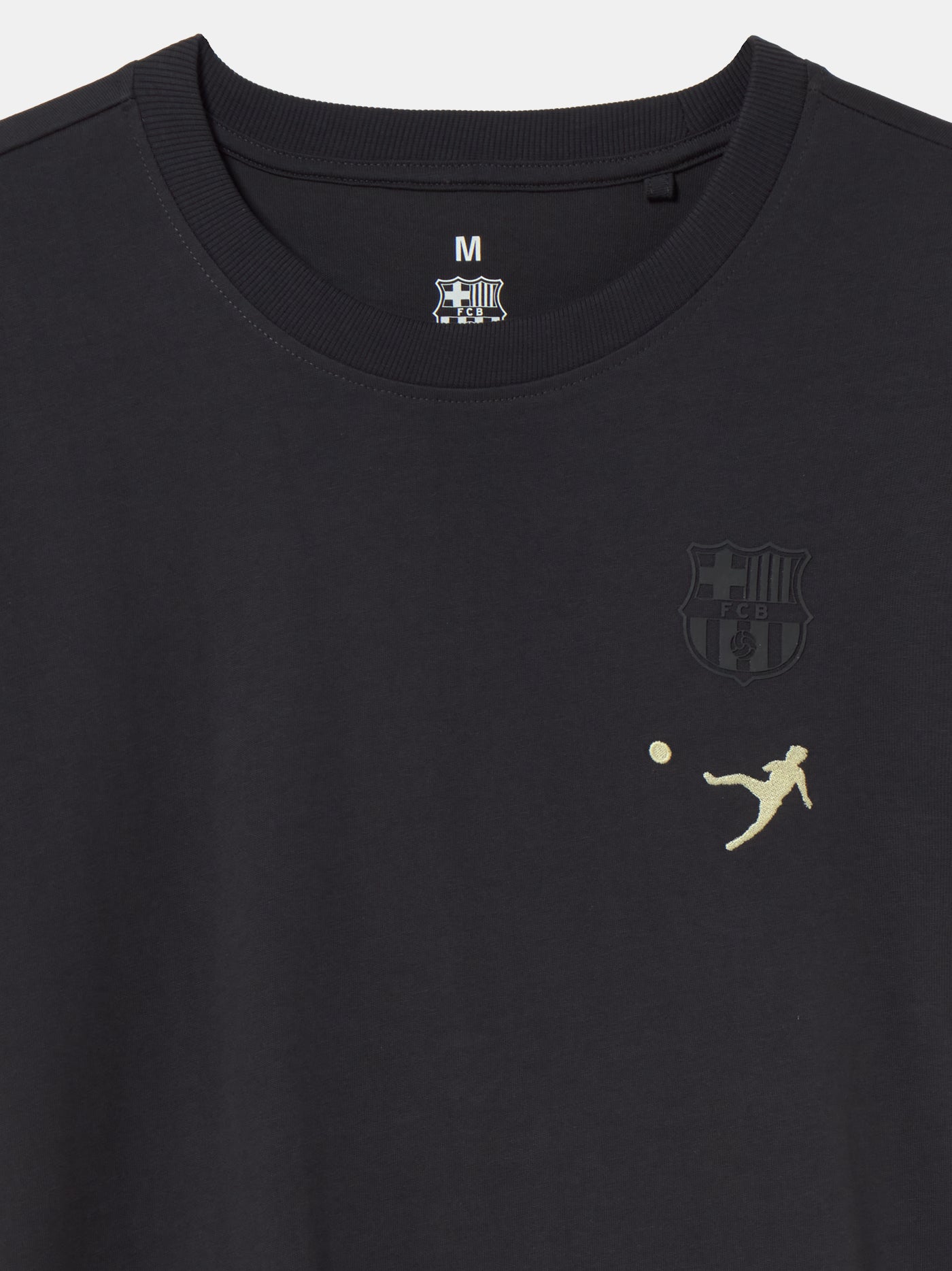  black T-shirt featuring 'Barça X Johan Cruyff' and the number 9 printed on the back,