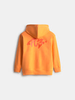 Vista trasera de una sudadera con capucha naranja de FC Barcelona con un gráfico rojo estilizado en la parte superior de la espalda.