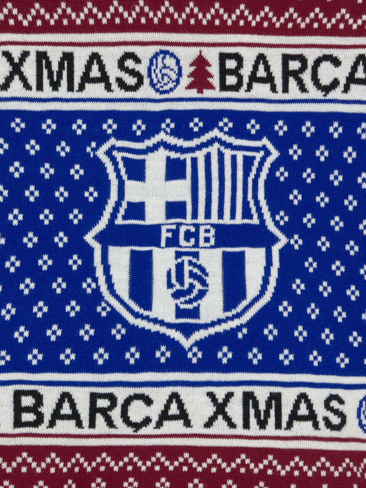 Gros plan d’une écharpe de Noël en maille de FC Barcelona avec l’écusson du Barça et le texte « BARCA XMAS » en bleu, blanc et grenat.