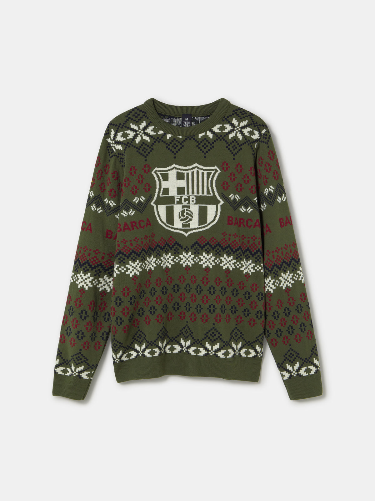 Vue de face d’un pull vert olive du FC Barcelona avec un grand écusson centré et un motif nordique rouge, blanc et bleu marine.