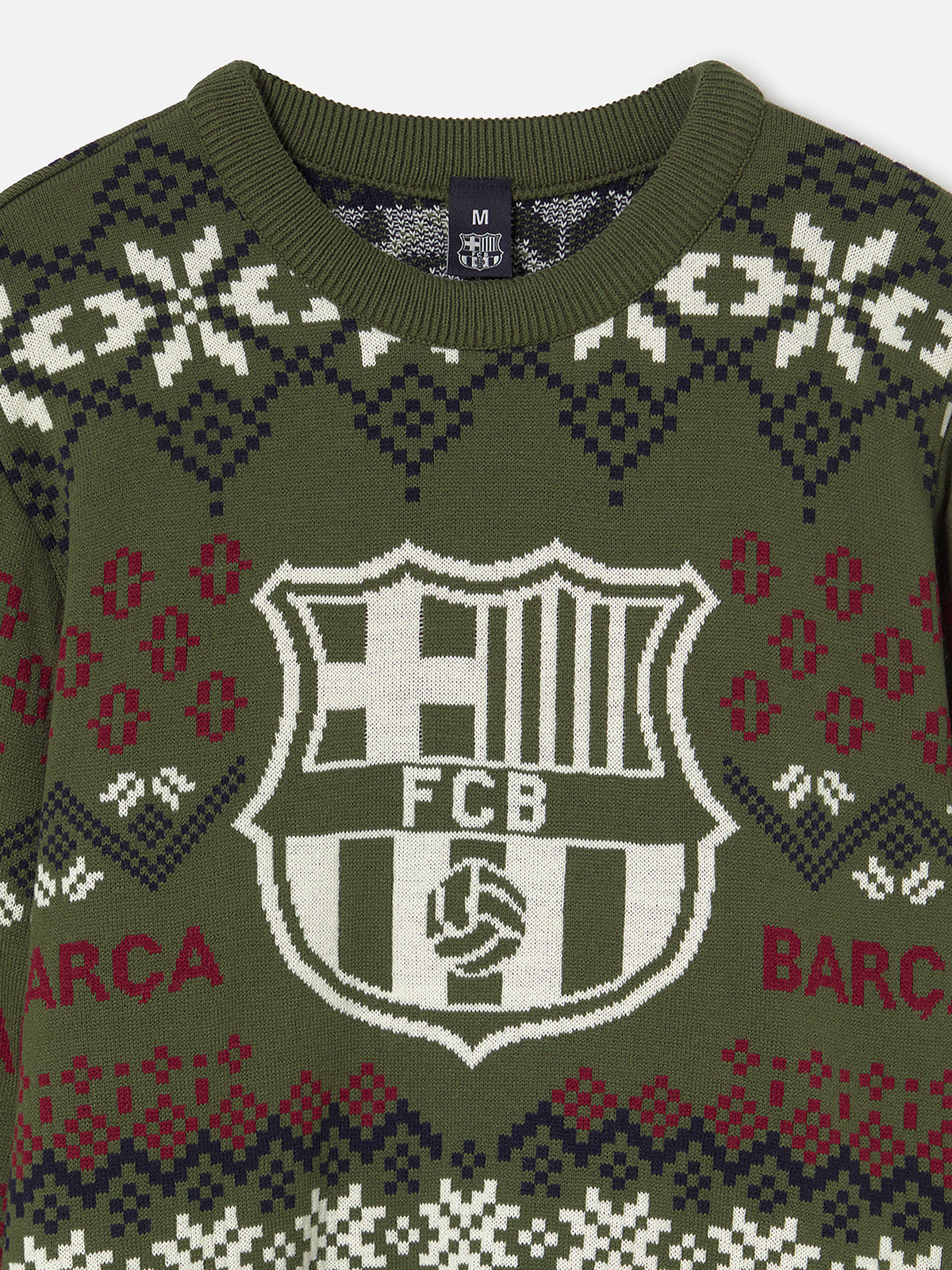 Gros plan d’un pull en maille vert olive FC Barcelona avec un grand blason central et des détails Fair Isle blancs, bleu marine et rouges.