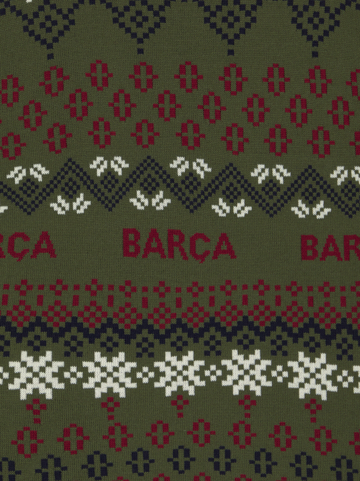 Gros plan d’un tissu en maille vert olive avec des motifs géométriques grenat, bleu marine et blancs, et le mot BARÇA répété.