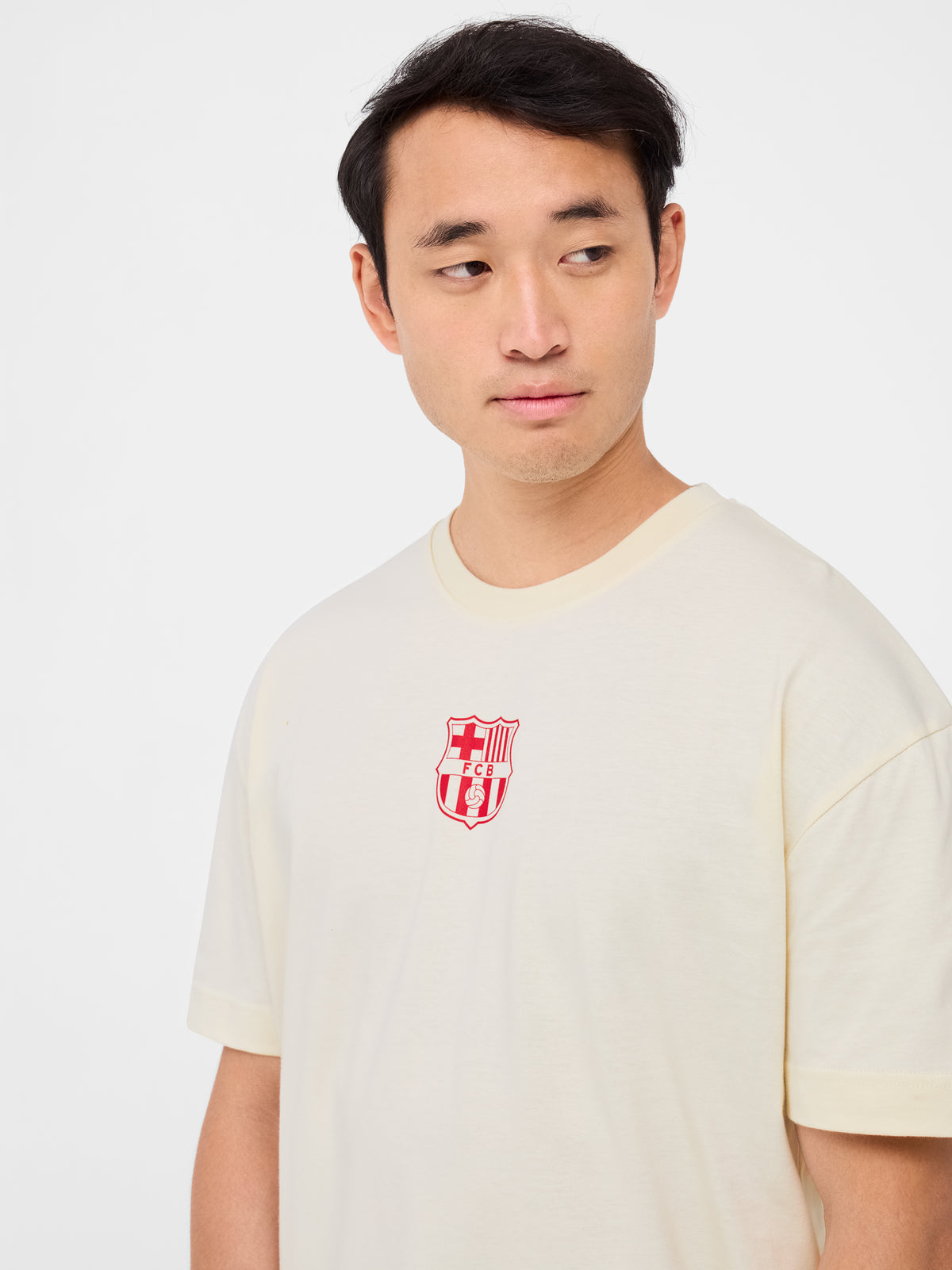 off-white FC Barcelona T-shirt with 'MÉS QUE UN CLUB' and '1899' printed on the back in red and blue,