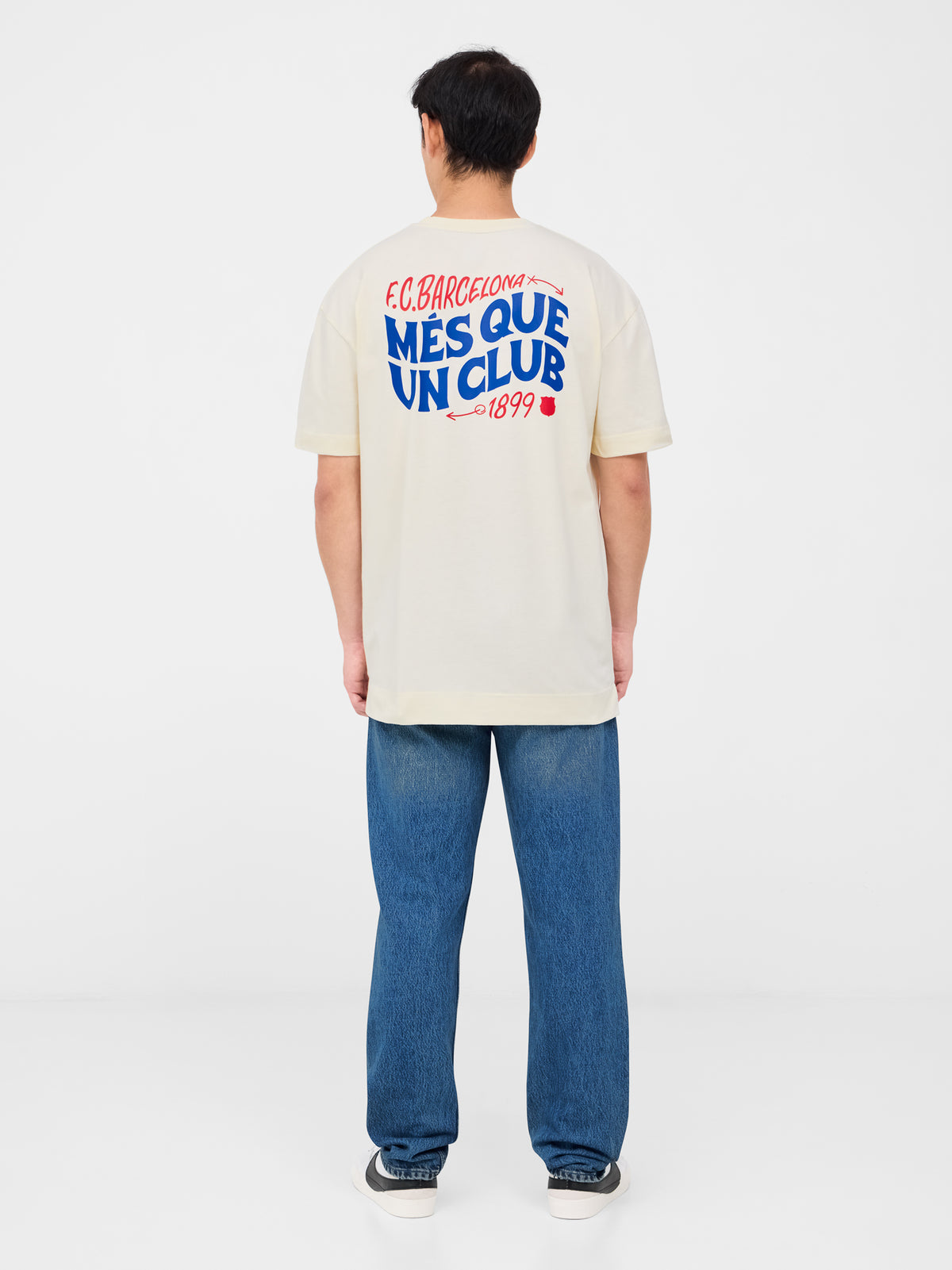off-white FC Barcelona T-shirt with 'MÉS QUE UN CLUB' and '1899' printed on the back in red and blue,