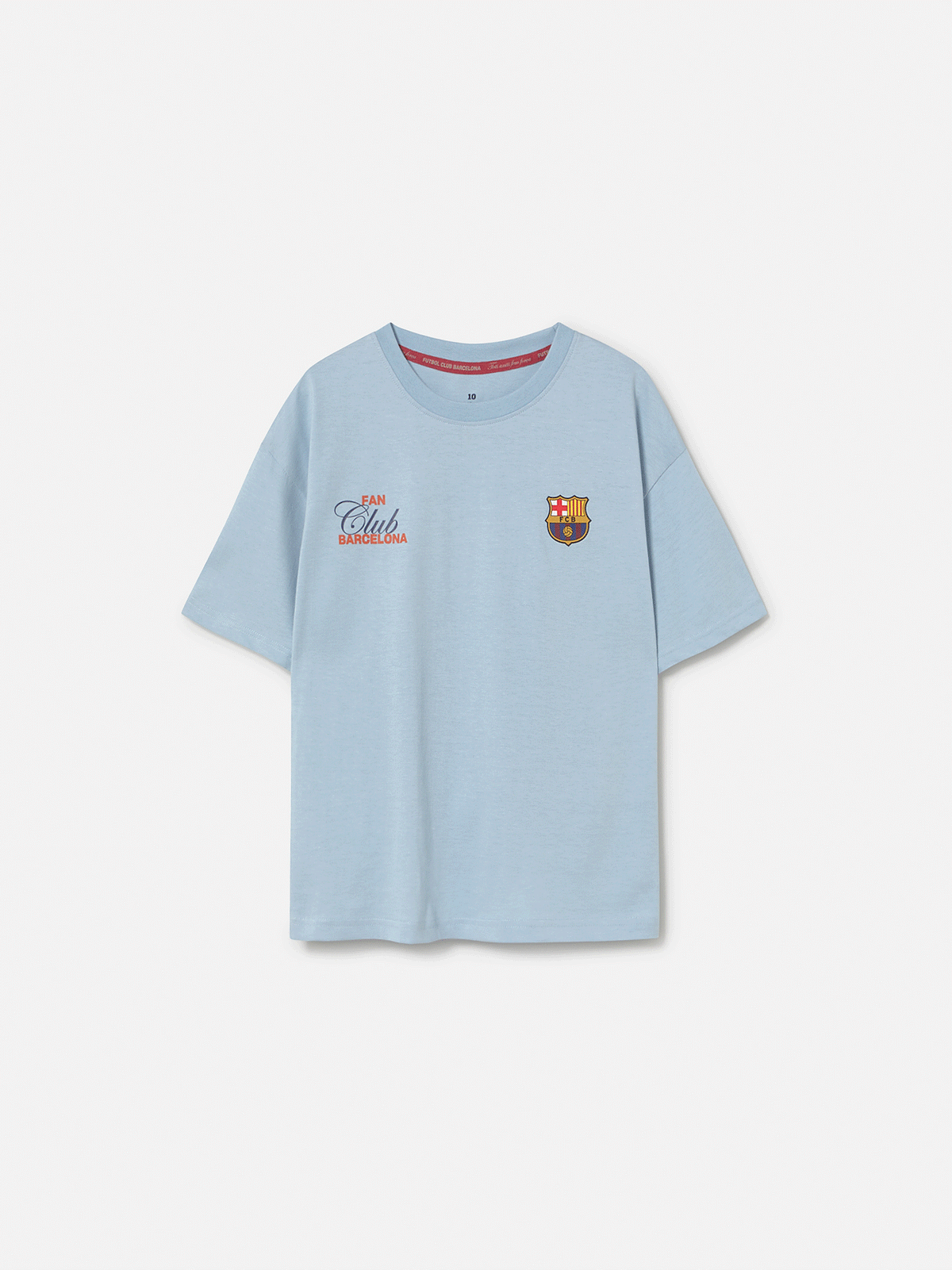 light grey FC Barcelona t-shirt with a large gradient club crest printed on the back, along with the text "Futbol Club Barcelona" and the motto "Tots units fem força