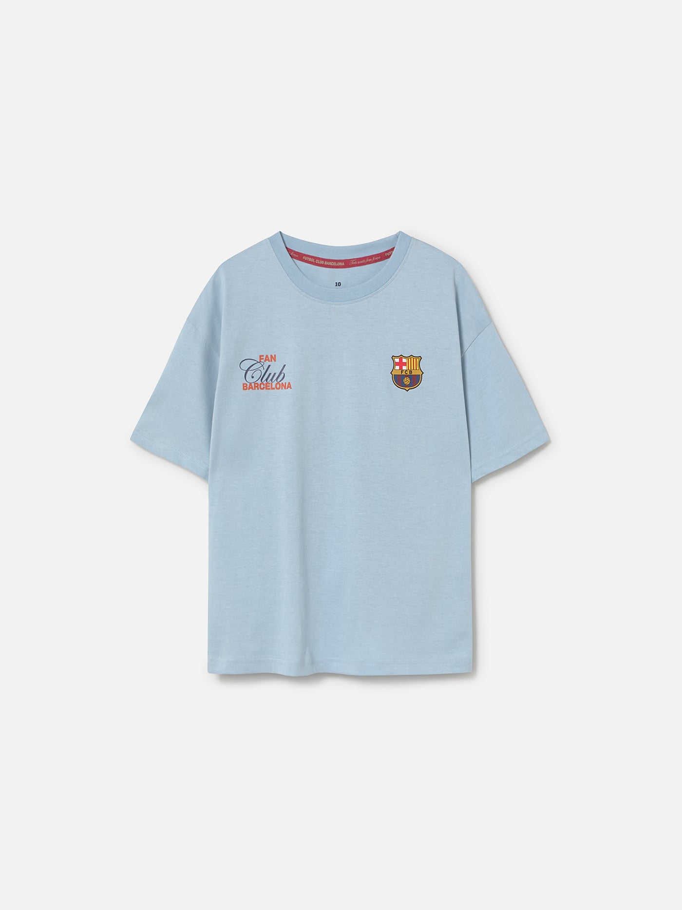 light grey FC Barcelona t-shirt with a large gradient club crest printed on the back, along with the text "Futbol Club Barcelona" and the motto "Tots units fem força