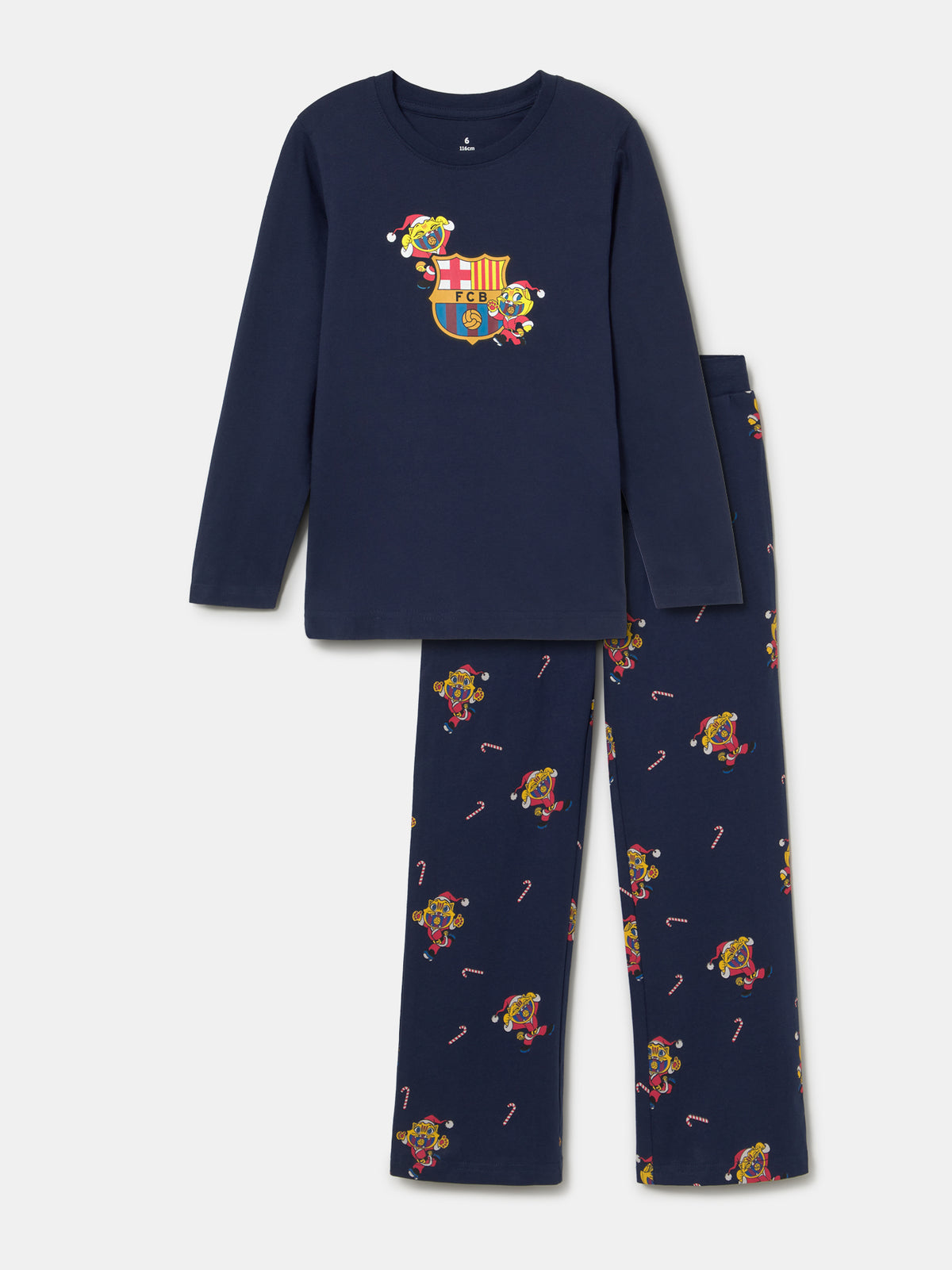 Vue de face d’un pyjama FC Barcelona à manches longues bleu marine avec l’écusson sur le haut et un pantalon imprimé assorti.