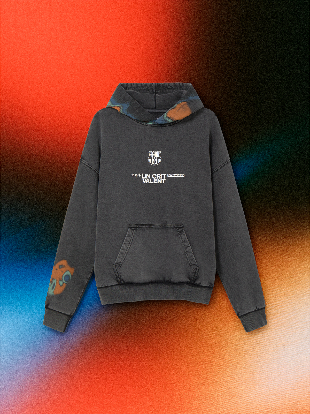 Vue de face d’un sweat à capuche gris foncé FC Barcelona avec l’écusson et le texte blanc « UN CRIT VALENT » sur la poitrine.