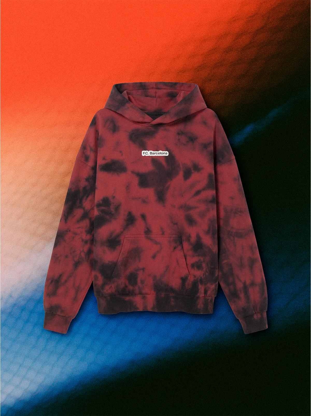 Vista frontal de una sudadera con capucha FC Barcelona tie-dye granate y negro, con pequeño escudo en el pecho y bolsillo canguro.