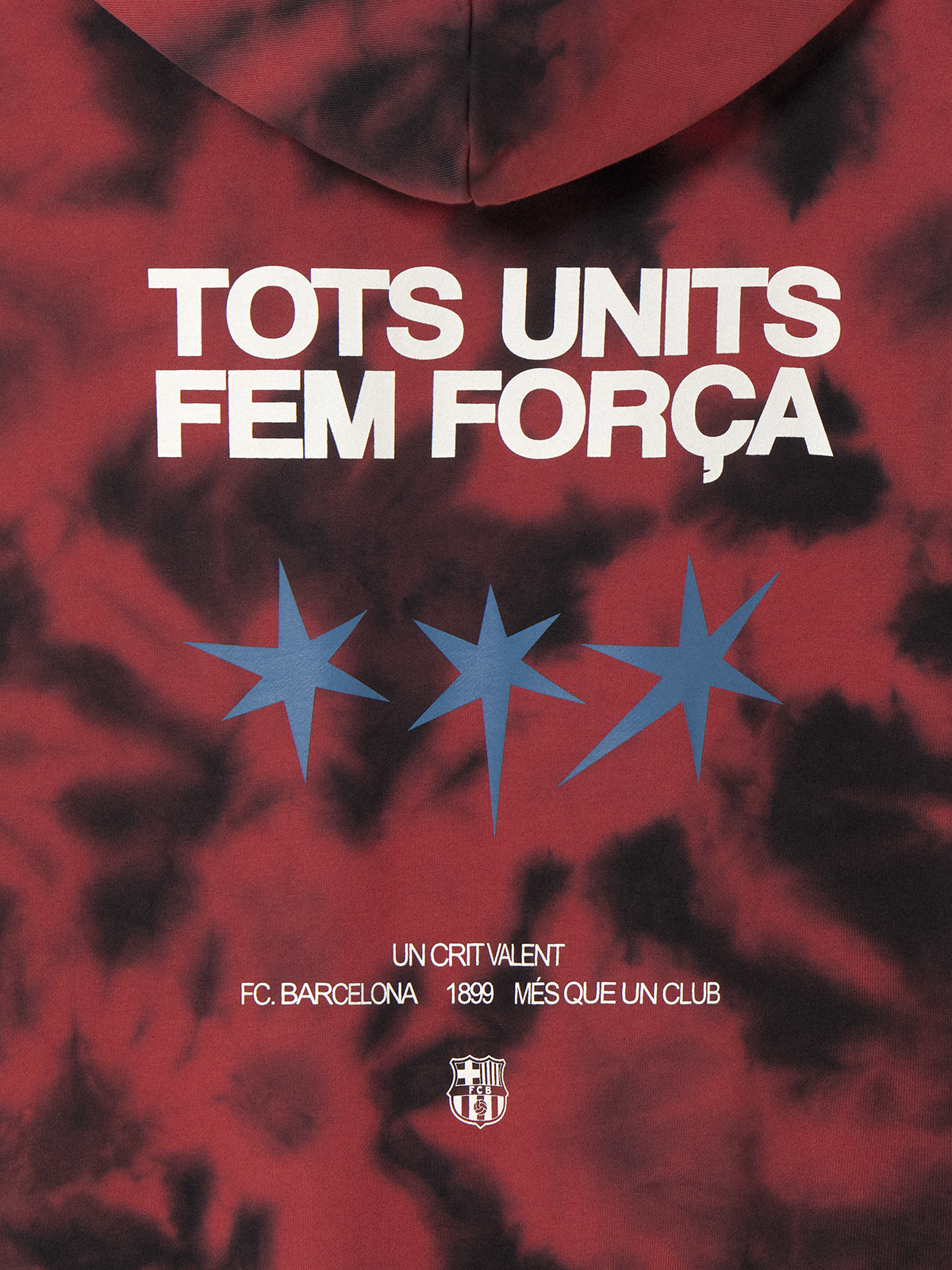 Póster gráfico de FC Barcelona con fondo nublado rojo y negro, texto blanco en negrita “TOTS UNITS FEM FORÇA”, tres estrellas azules y el escudo del club en la parte inferior.